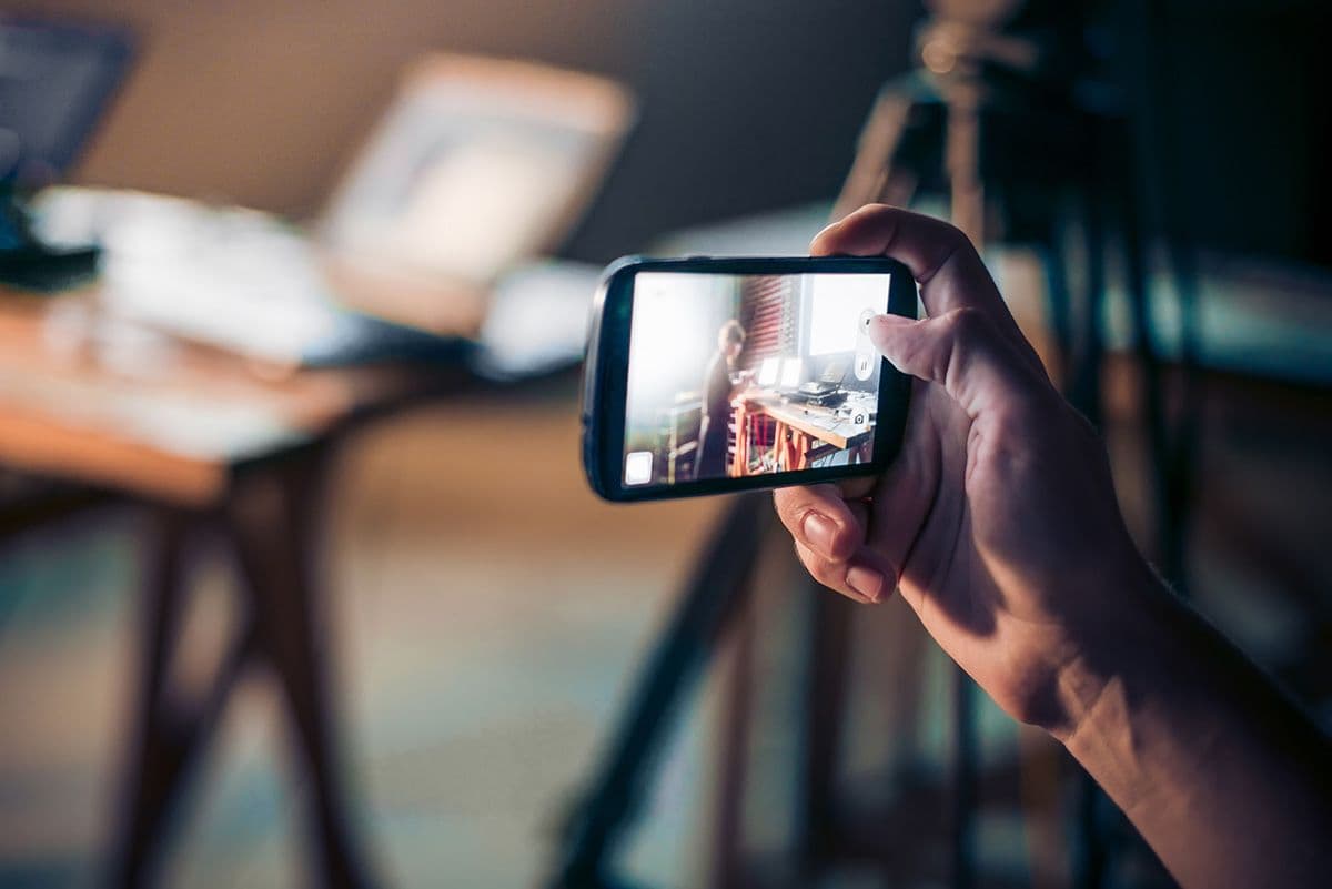 Person fotar bilder till företagets instagramsida