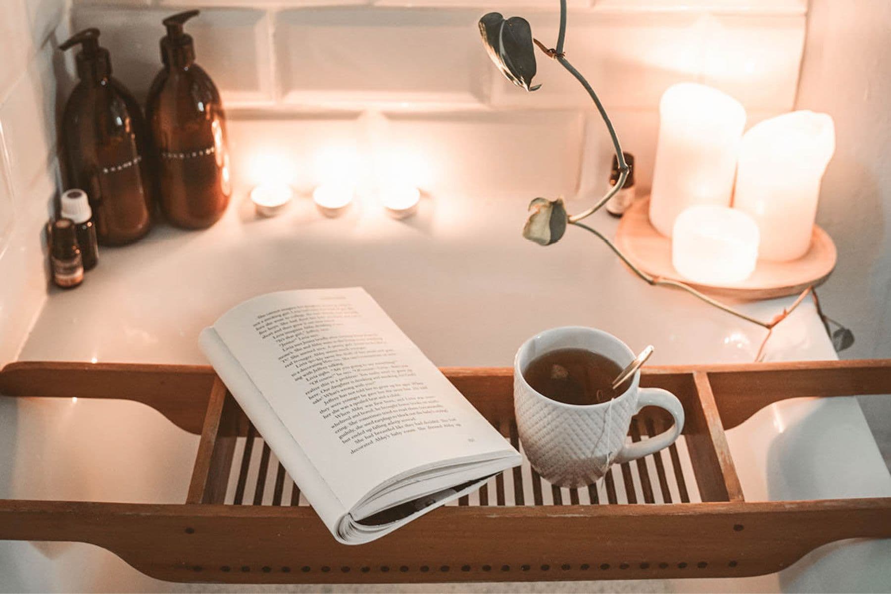 Temugg och bok i badkar