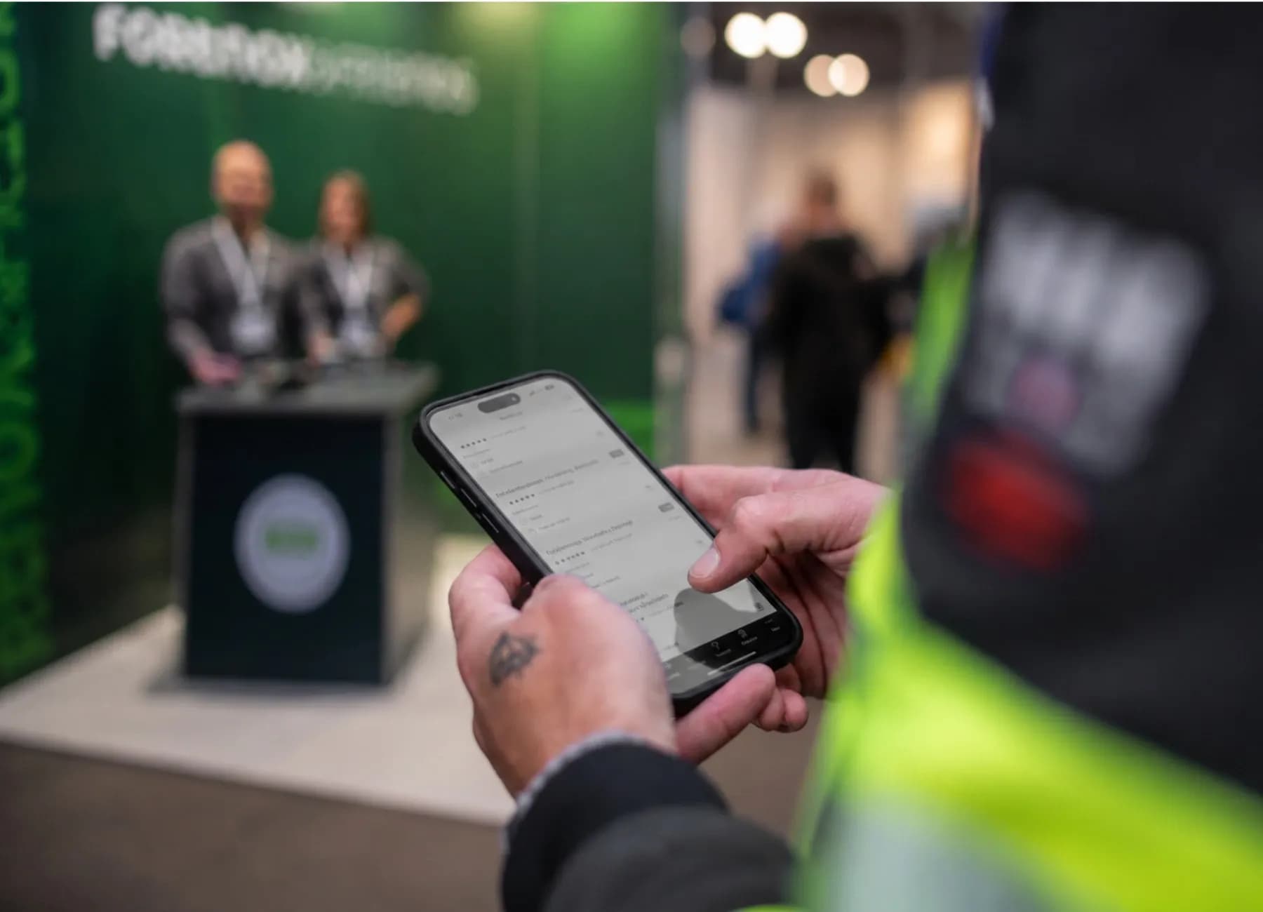 Besökare använder Offertas app vid montern på Ekonomi & Företag-mässan.