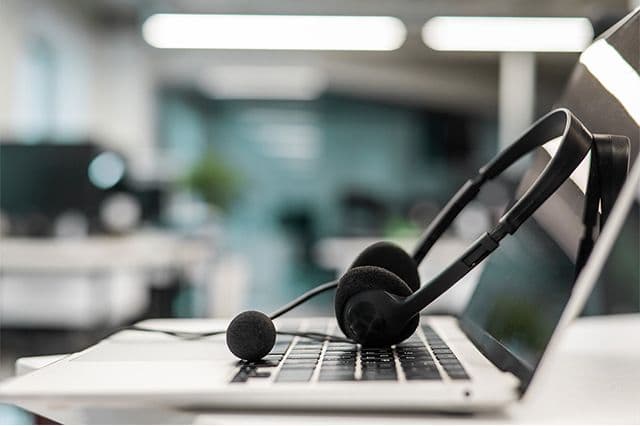 Närbild på headset som ligger på en laptop
