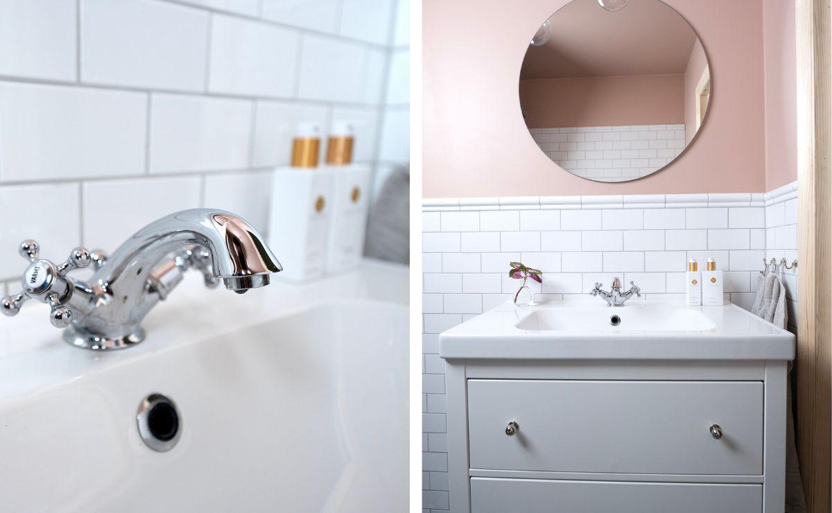 Två bilder på ett badrum efter renovering. Det är en sekelskiftesstil på handfat och kran. Väggen är målad i en rosa nyans.