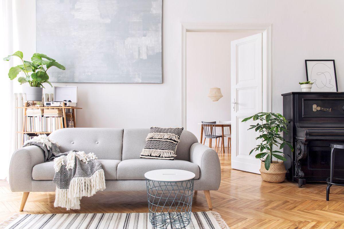 En nyrenoverad lägenhet innan inflytt. Ett vackert skandinaviskt vardagsrum med ett piano.