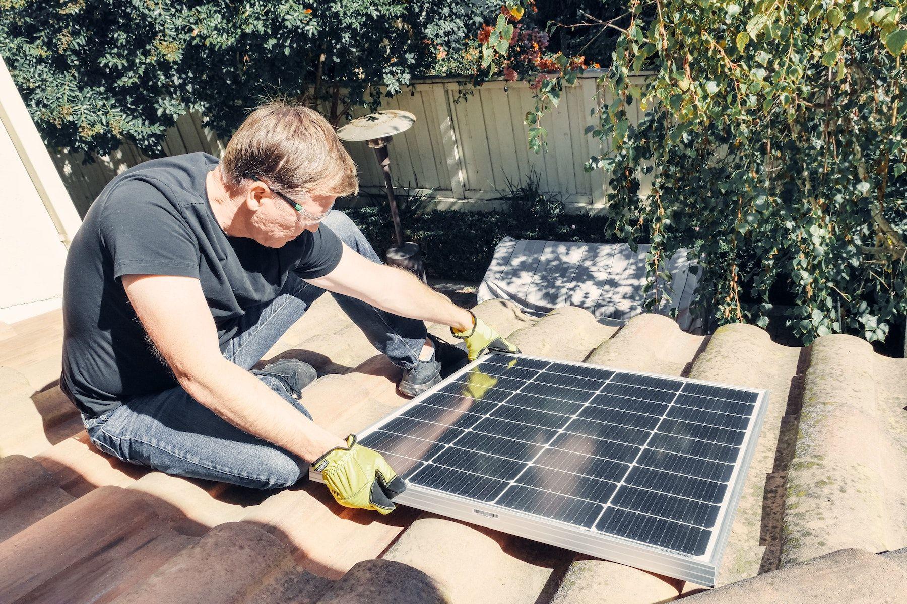 Installatör lägger solceller på tak