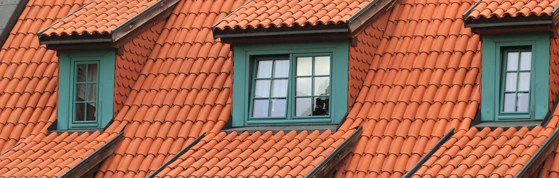 Takläggning, Nytt orange tegeltak med tealfärgade fönsterkupor