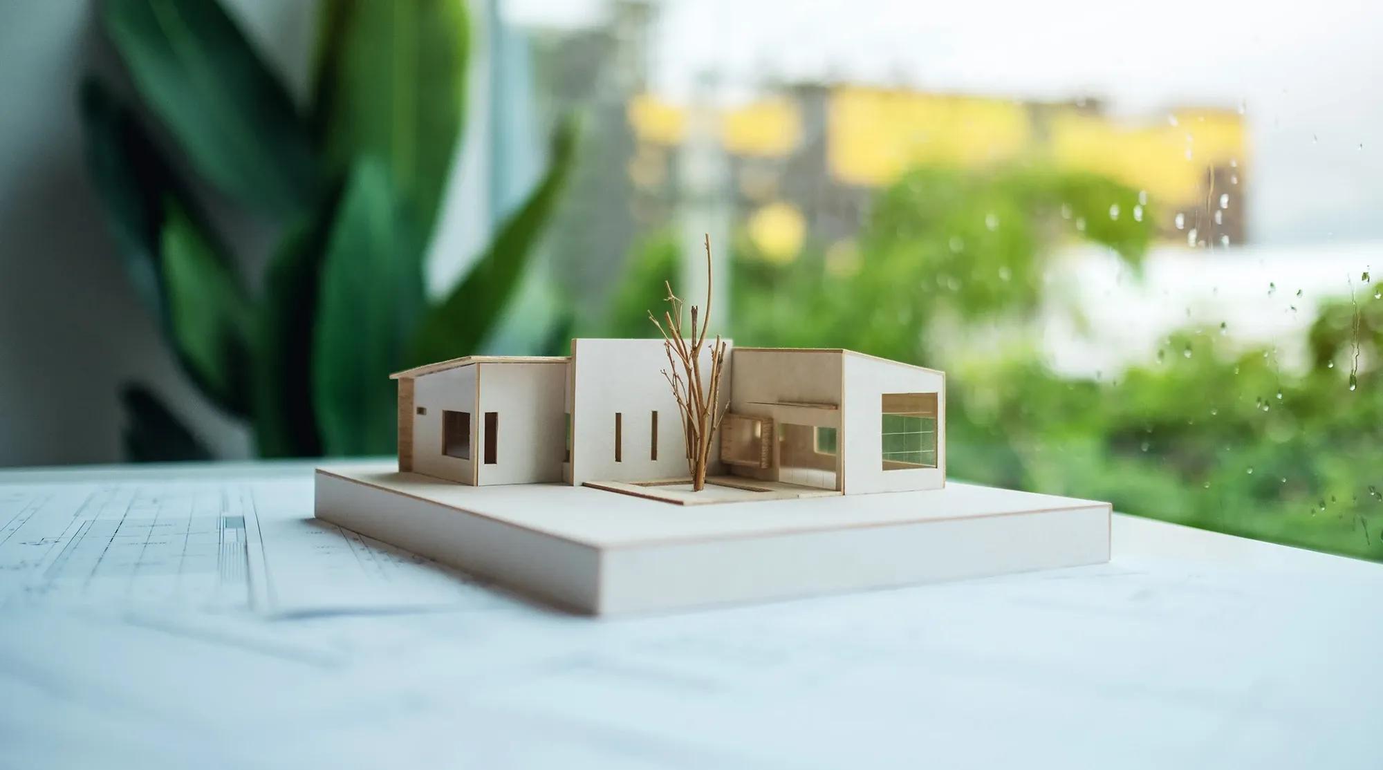 Miniatyr och modell av modernt hus i del av arkitektprocess