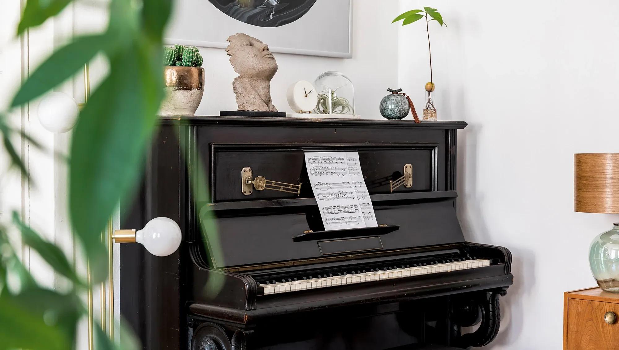 Vackert, gammalt piano har flyttats av flyttfirma till nytt hus med vacker inredning och dekoration