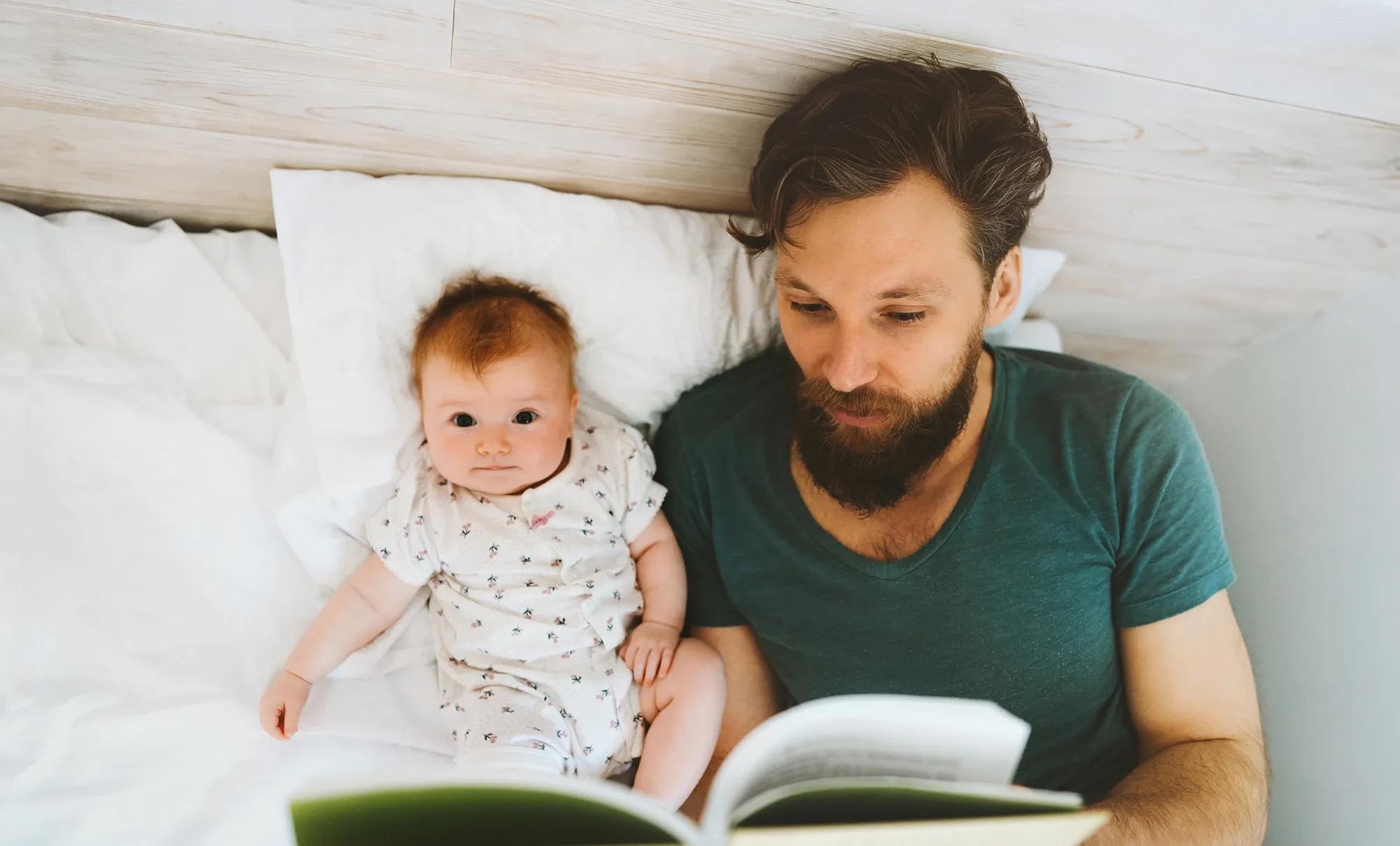 Pappa läser hjärtligt för sin dotter i en bild som symboliserar familjejuridiktjänst och juridisk vägledning och stöd inom familjerätt