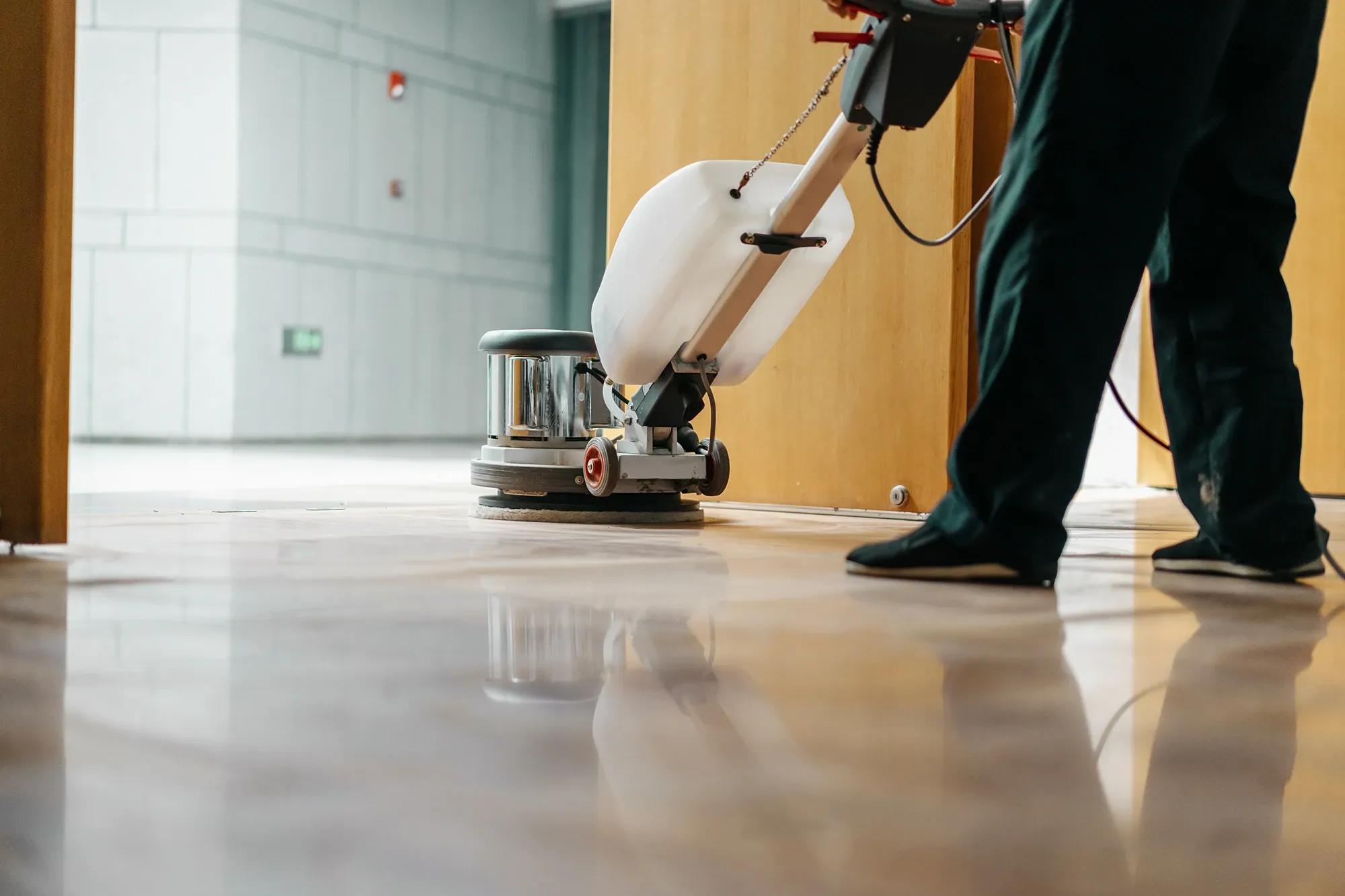 Städexpert rengör och vårdar golv med golvvårdsmaskin