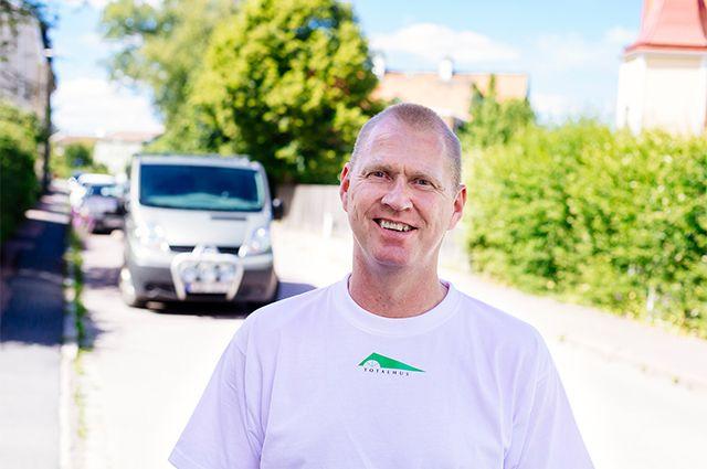 Porträtt på Niklas Björkholm, ägare till Totalhus AB, på en gata en solig sommardag