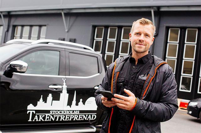 Robert Hindorff Stockholms TakEntreprenad kollar Offerta-appen med arbetsbil bakom sig
