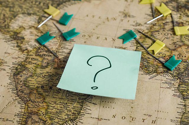 Planering inför utlandsflytt, kryssrutor på karta och ett frågetecken på en post it-lapp