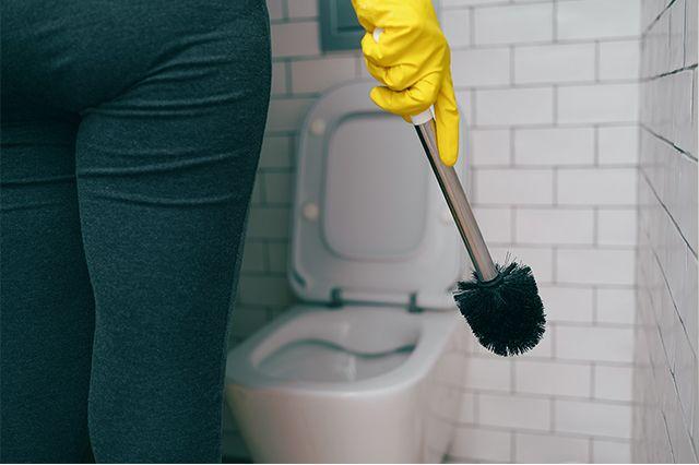 Städerska ska skrubba toalett med toalettborste