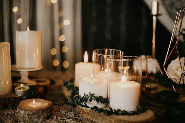Ljus som brinner på ett julpyntat bord
