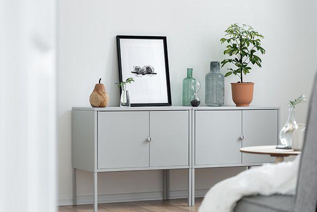 Nyrenoverad lägenhet med skandinavisk inredning, parkettgolv och ljusgrå väggar