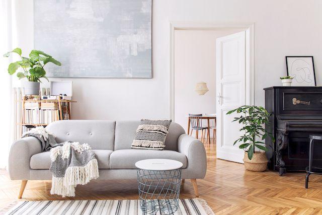 En nyrenoverad lägenhet innan inflytt. Ett vackert skandinaviskt vardagsrum med ett piano.