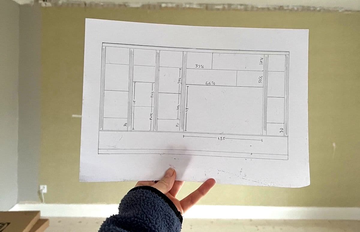 Bild från reportage om platsbyggd bokhylla. Bild på ritningen av hyllan.