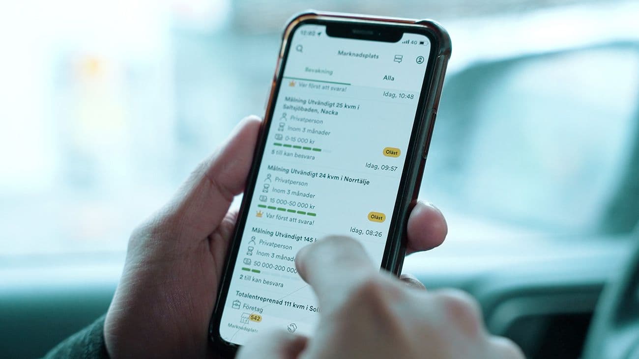 Närbild på företagare som använder Offerta-appen för företag