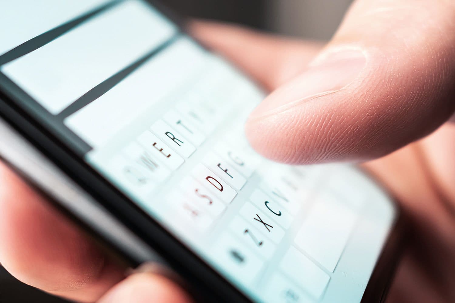 Person kontaktar kunder och presenterar sitt företag via sms