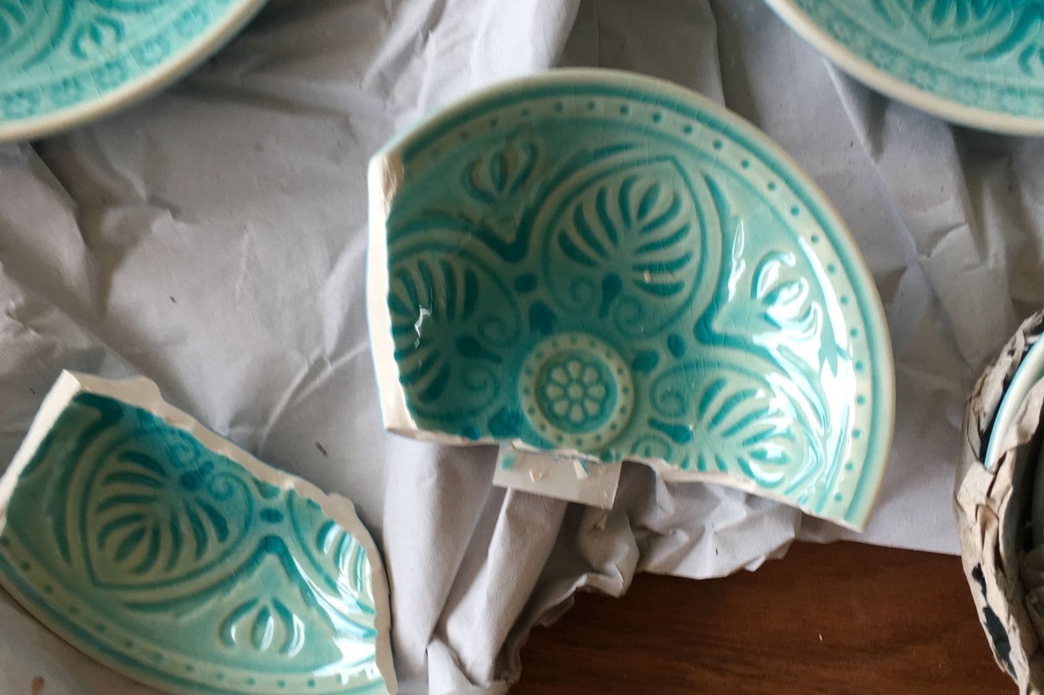 Trasigt porslin i flyttkartong