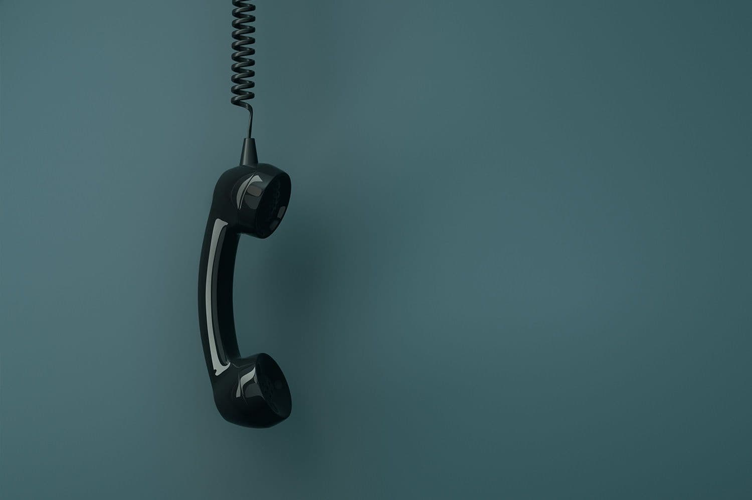 Gammal telefon hänger i sladd