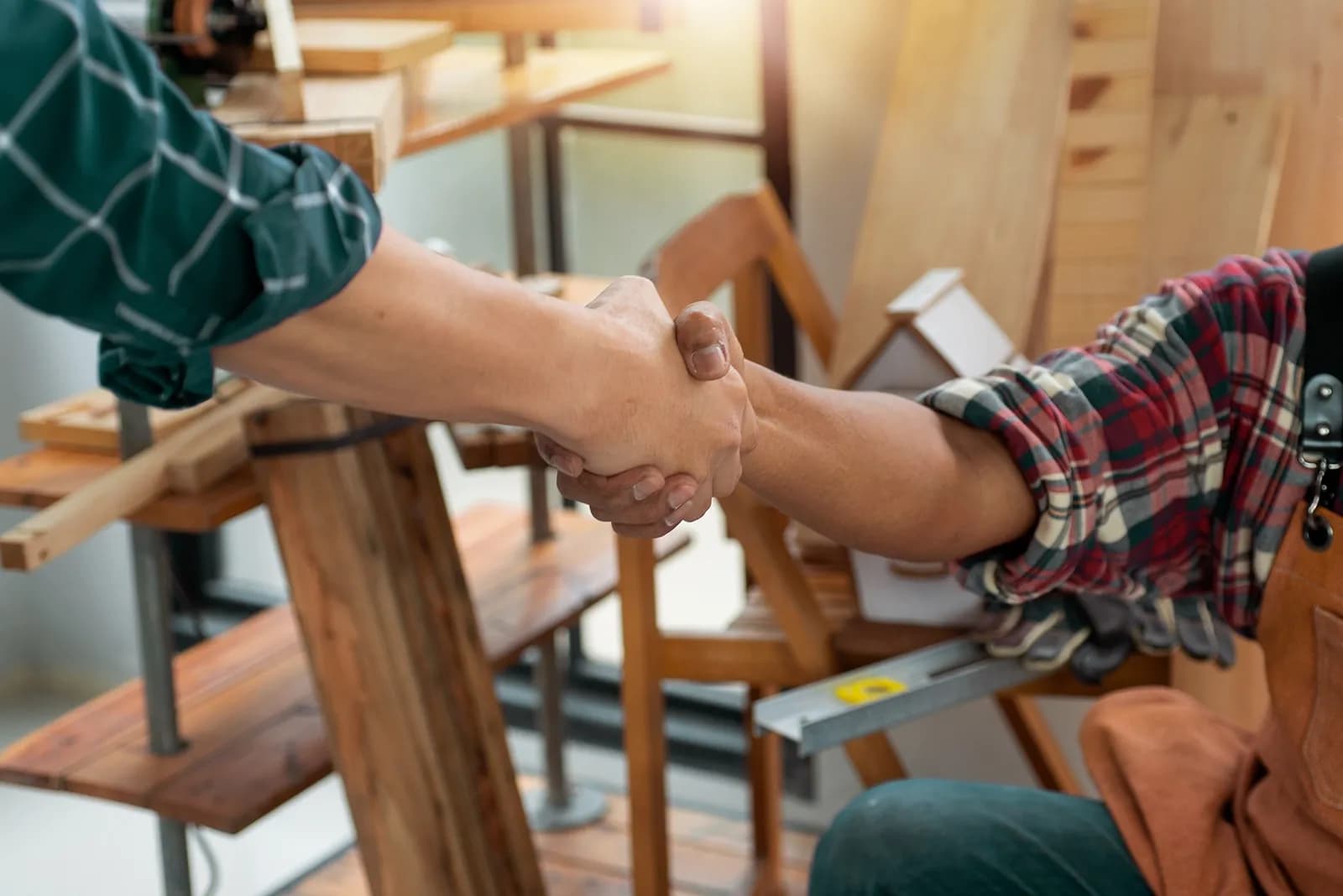 Hantverkare skakar hand med kund