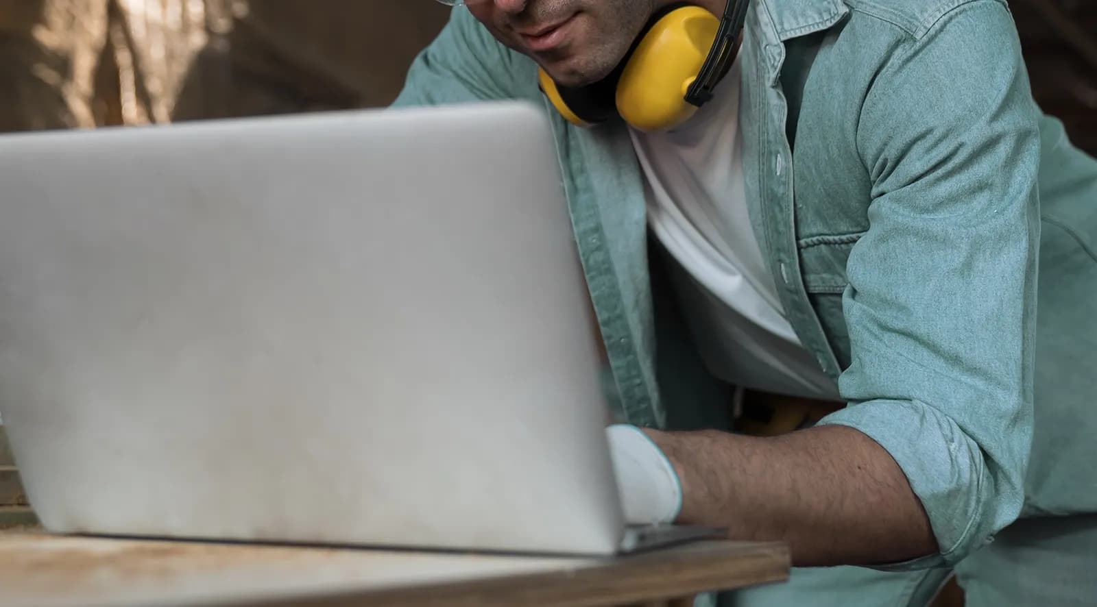 Hantverkare skapar offert med Offertas verktyg