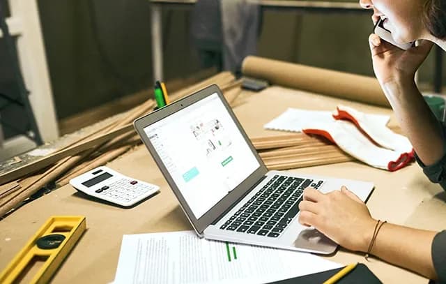 Egenföretagare inom bygg presenterar sig för kund på Offerta.se