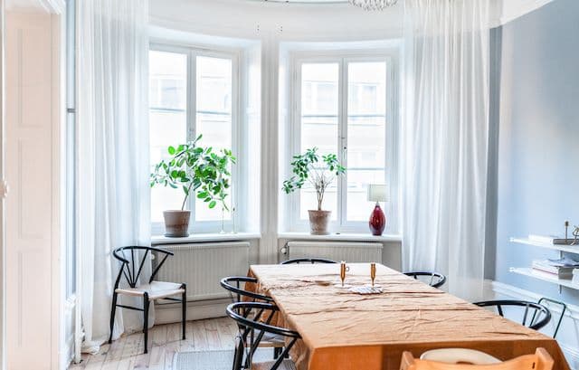 Totalrenovering av en lägenhet i Vasastan. Bilden är av ett matrum med behagliga färger och stora fönster.