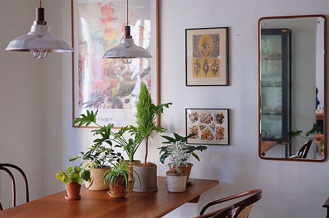 Kök med retroinredning och industriell stil, blommor står på bordet