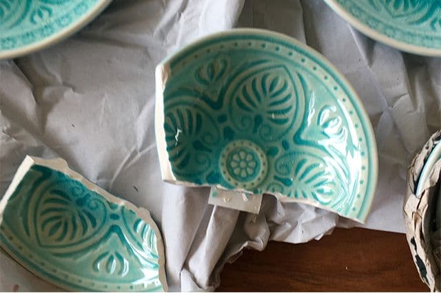 Trasigt porslin i flyttkartong