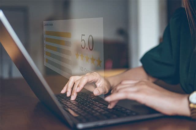 Företagare arbetar med att samla in omdömen från nöjda kunder för att bygga upp ryktet kring sitt företag