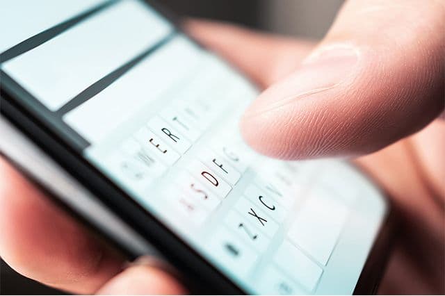 Egenföretagare kontaktar kunder och presenterar sitt företag via sms