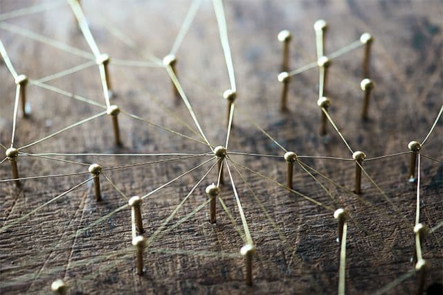 Spikar med trådar är sammanlänkande för att visualisera kommunikation