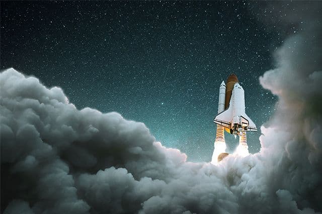 Rymdraket lyfter mot himlen, visualisering av att starta eget företag