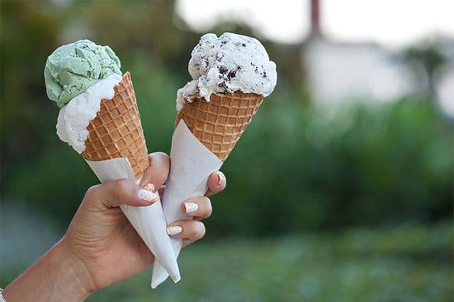 Närbild på hand som håller i glasstrutar