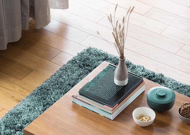 Modern och stilren inredning av vardagsrum inför lägenhetsvisning