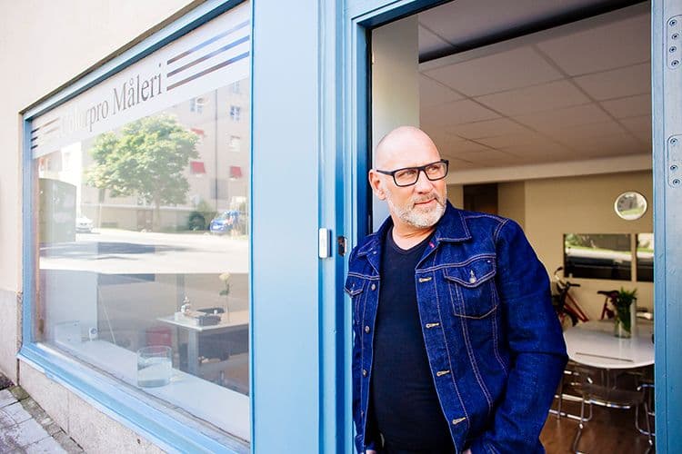 Ägaren Magnus Nordahl för Colorpro står framför sin målarbutik