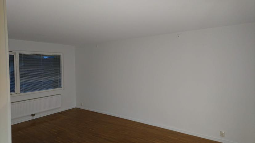 En inrökt lägenhet , ska målas i Stockholms vitt för att sen kunna säljas - 1