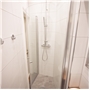 Relativt stort duschutrymme med infällbara duschdörrar